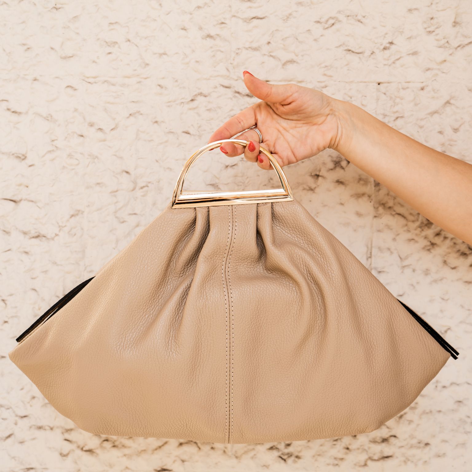 borsa in pelle a mano beige con inserti dorati elegante